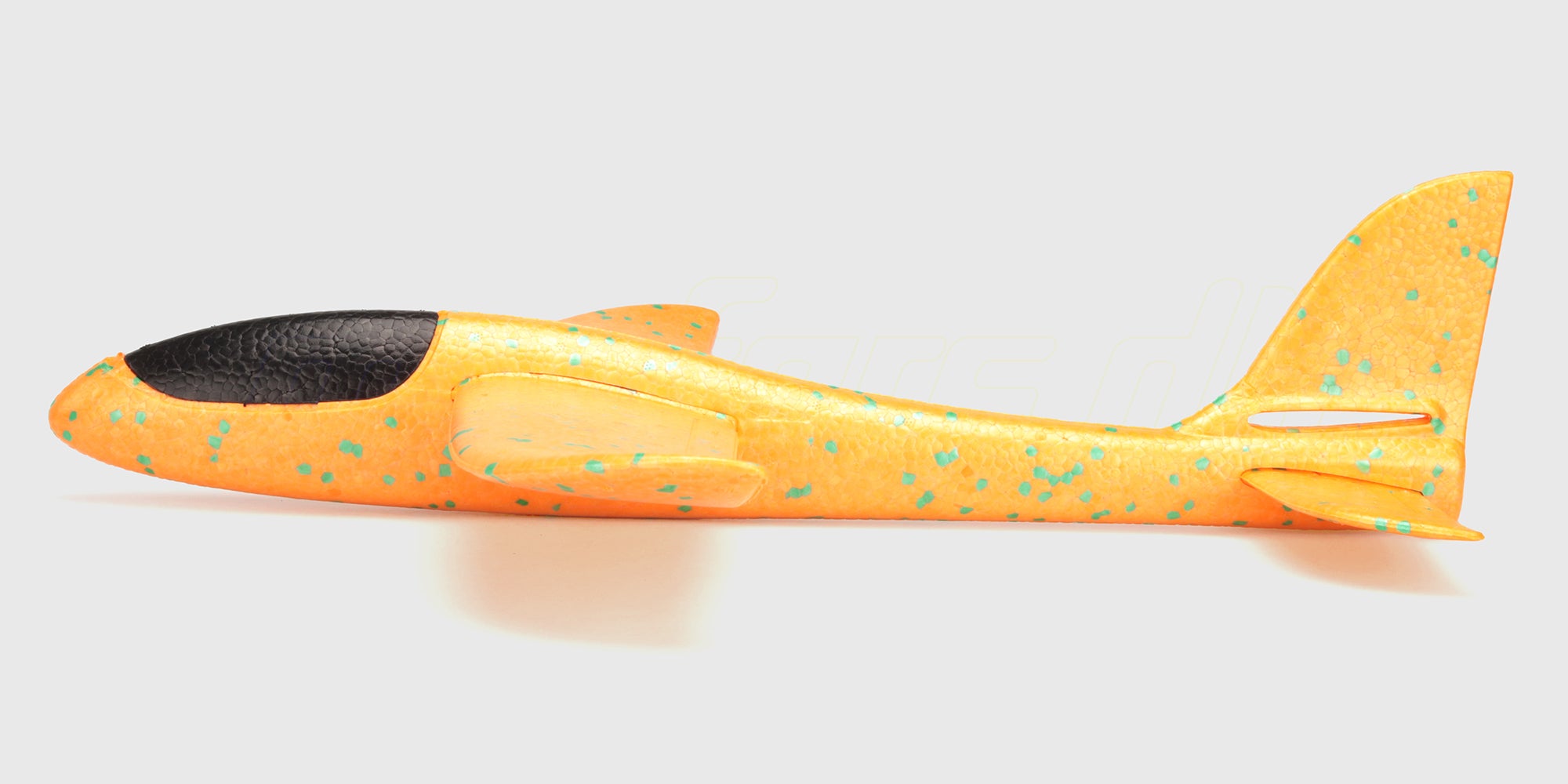 Orange Super Glider skumfly til børn vist på hvid baggrund klar til at blive kastet.