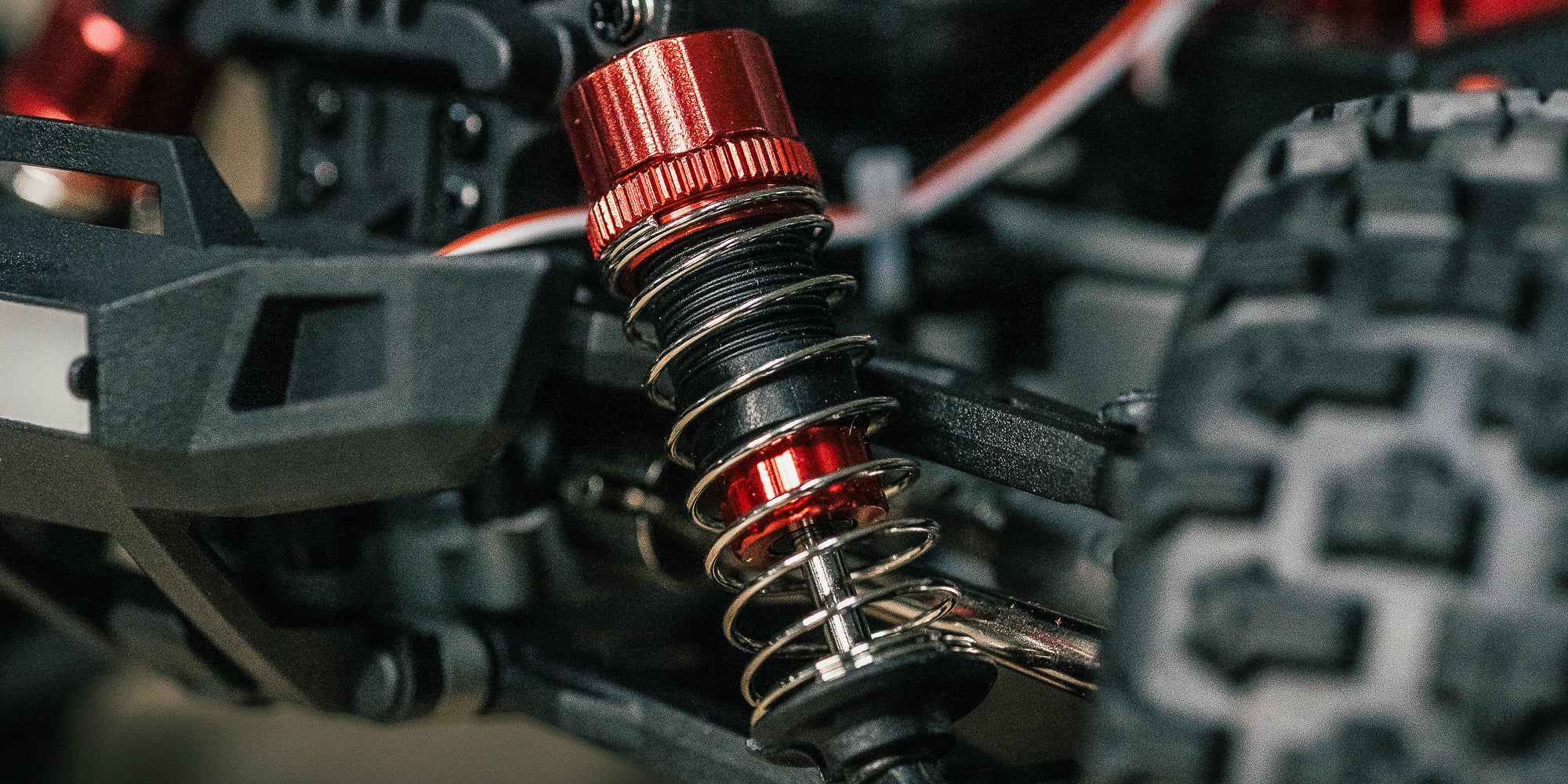 Undervognen på en HyperGo Brushless fjernstyret bil med synlig brushless motor og robust affjedring.