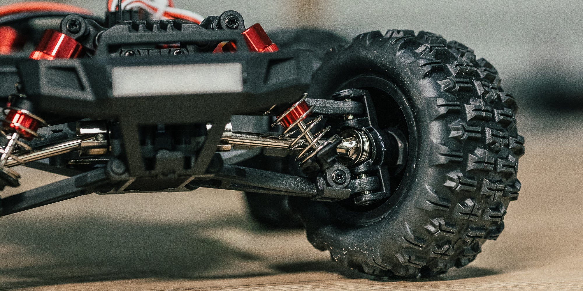 Nærbillede af HyperGo Brushless motor med blåt kølehoved og monteret blæser i chassiset.