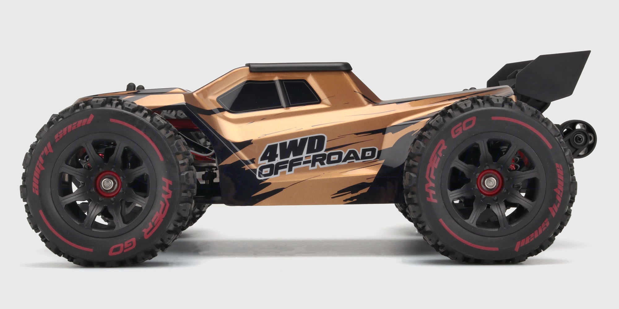 HyperGo EXtreme fjernstyret bil i sort med guld detaljer og store offroad dæk vist fra siden.