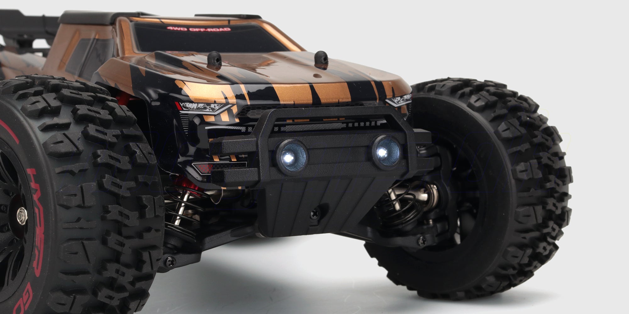 Hvid HyperGo EXtreme fjernstyret bil med store offroad dæk og blåt chassis set skråt forfra på hvid baggrund.