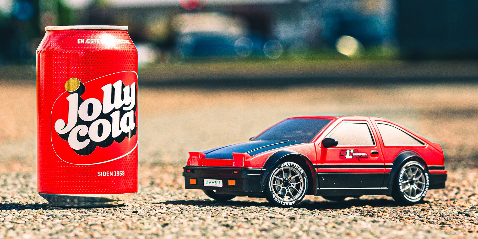 BTD Drifter fjernstyret mini driftbil i hvid kører på en grå indendørsbane med realistiske detaljer.