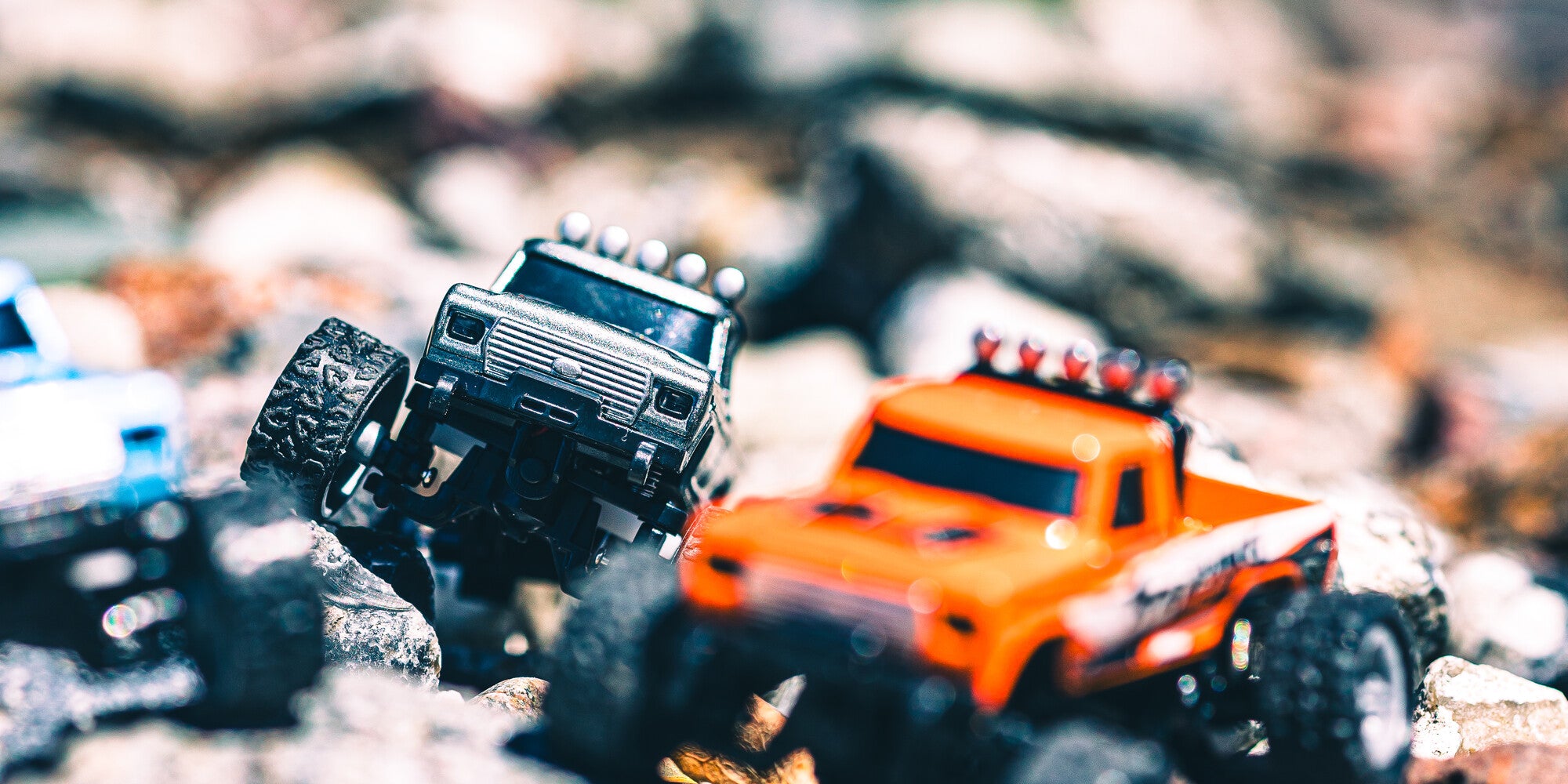 Mini RC Car pick op i grå i fokus med sløret baggrund