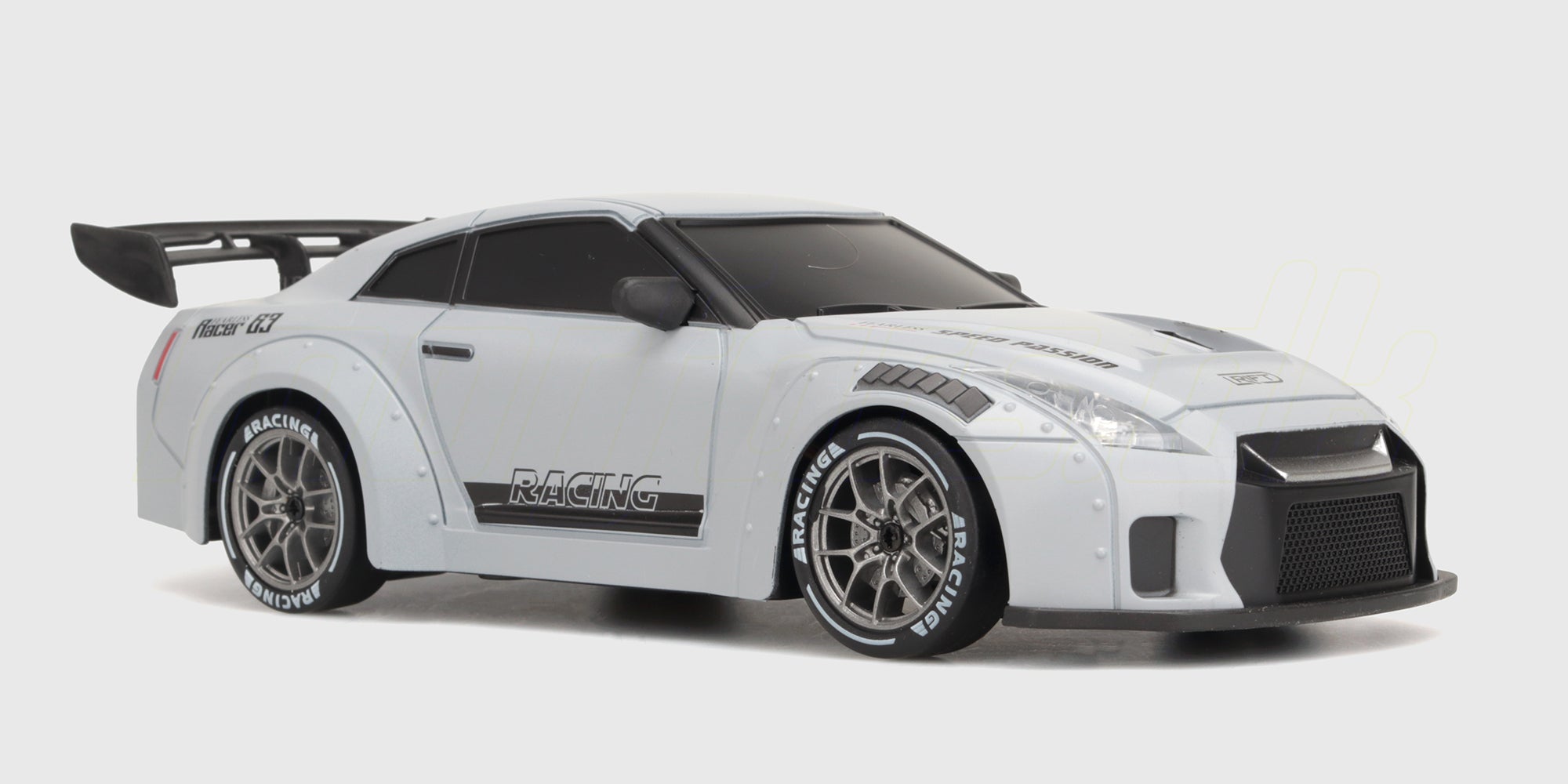 Lyserød BTD Drifter fjernstyret bil i skala 1:24 til indendørs drifting vist på hvid baggrund.