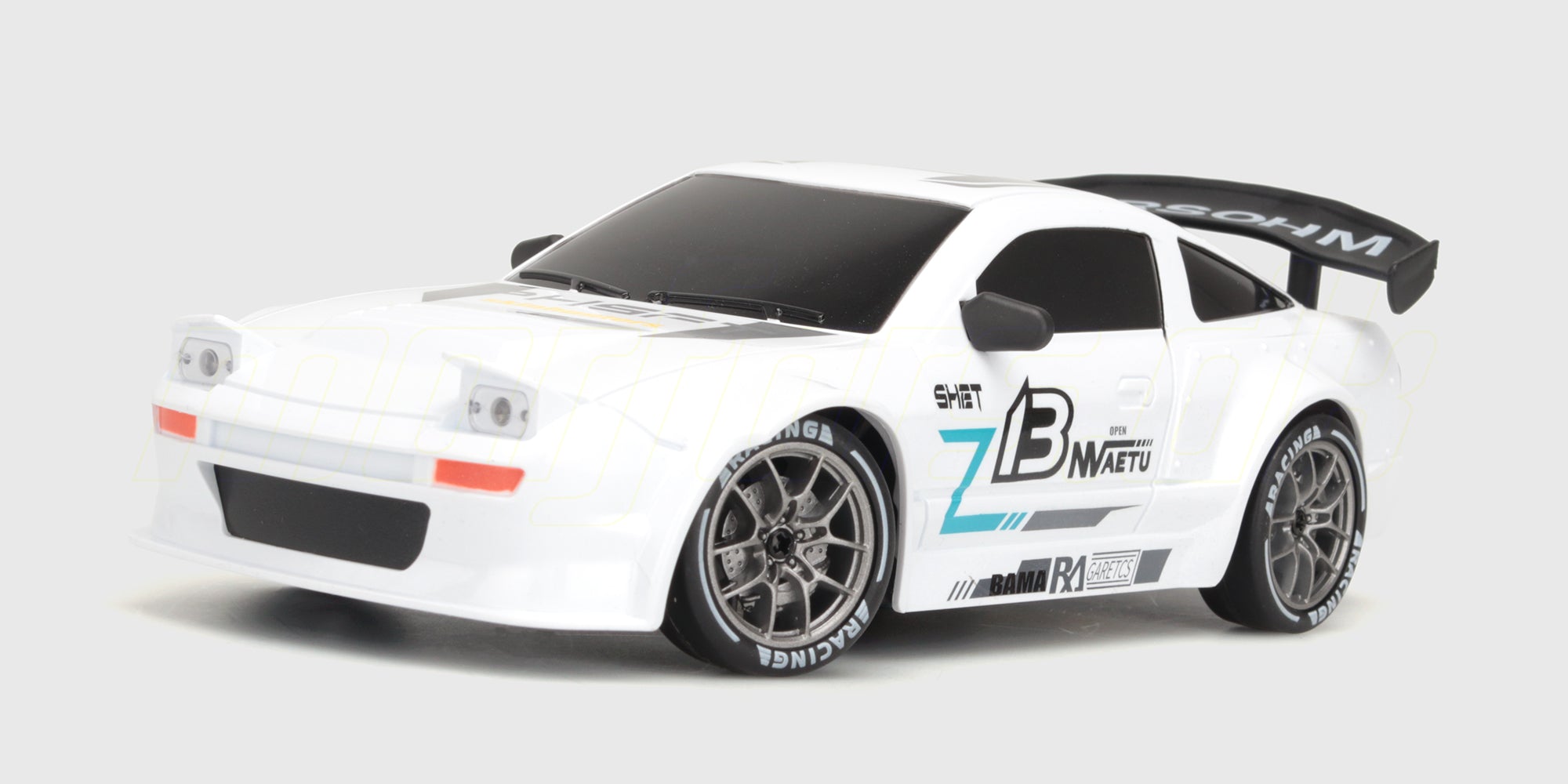 Sort BTD Drifter fjernstyret bil med røde detaljer vist skråt forfra på hvid baggrund.