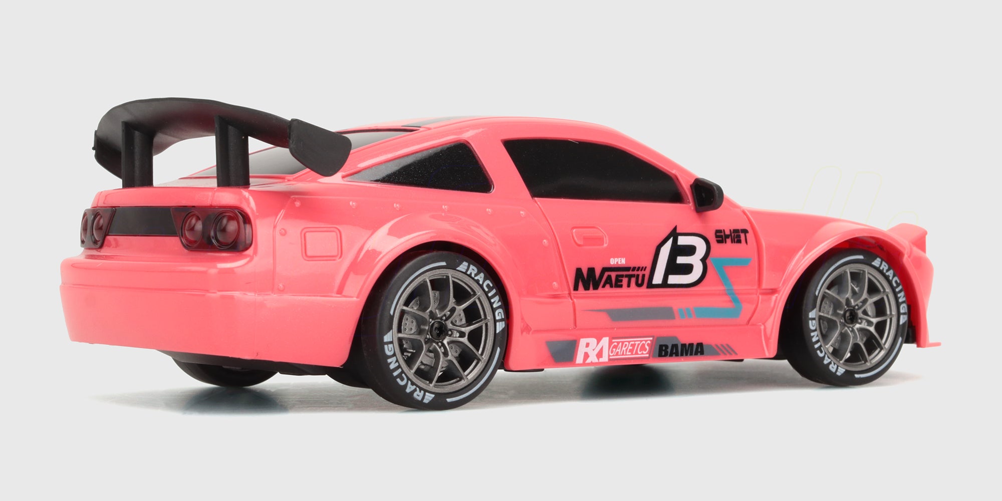 BTD Drifter fjernstyret mini-driftbil i sort og hvid finish vist fra siden på en jævn overflade.