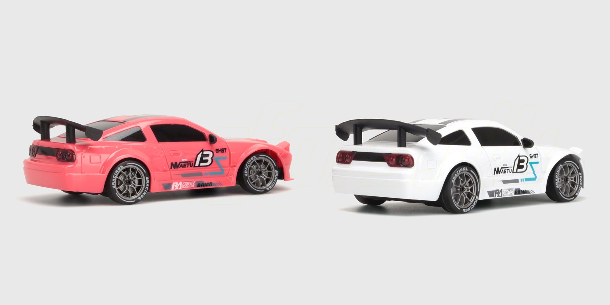 To små BTD Drifter fjernstyrede biler i rød og blå farve klar til ræs og drifting.