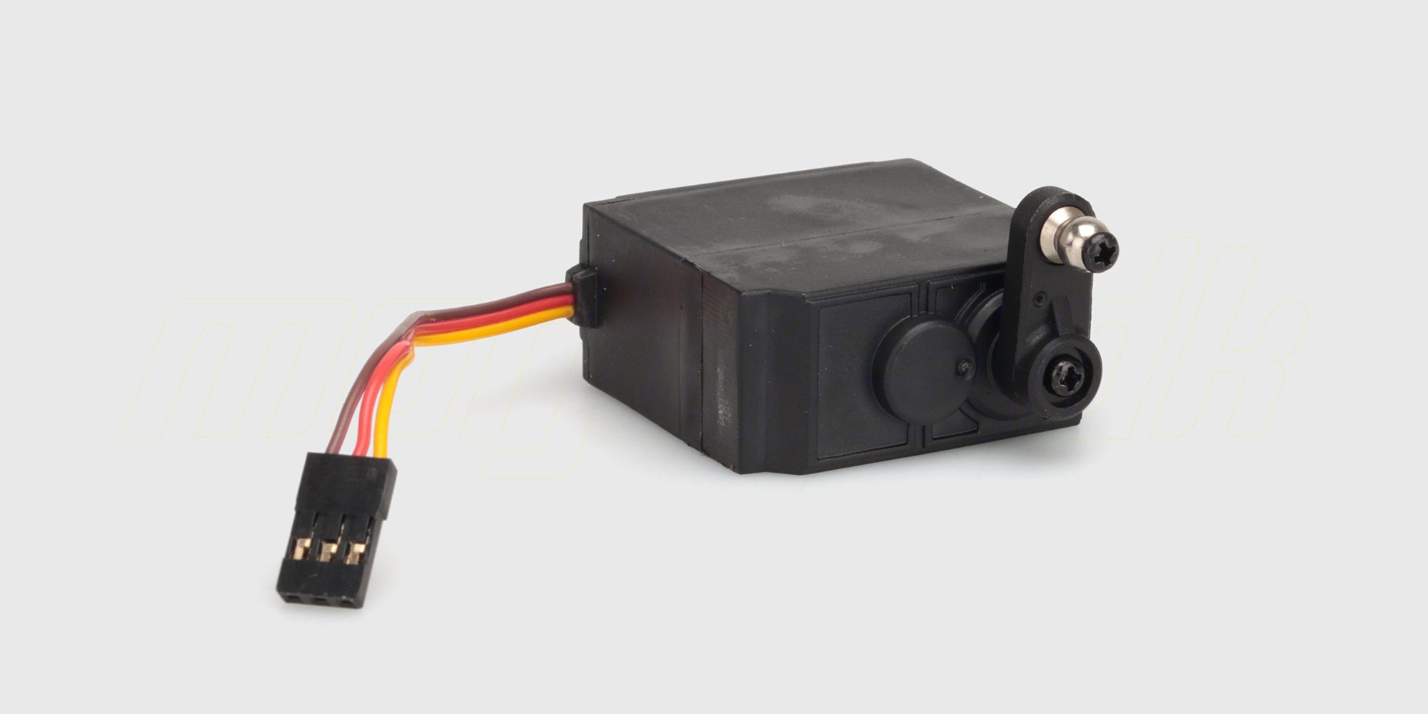 Sort XLH servo med hvide ledninger og stik til styring af fjernstyrede biler vist på hvid baggrund.