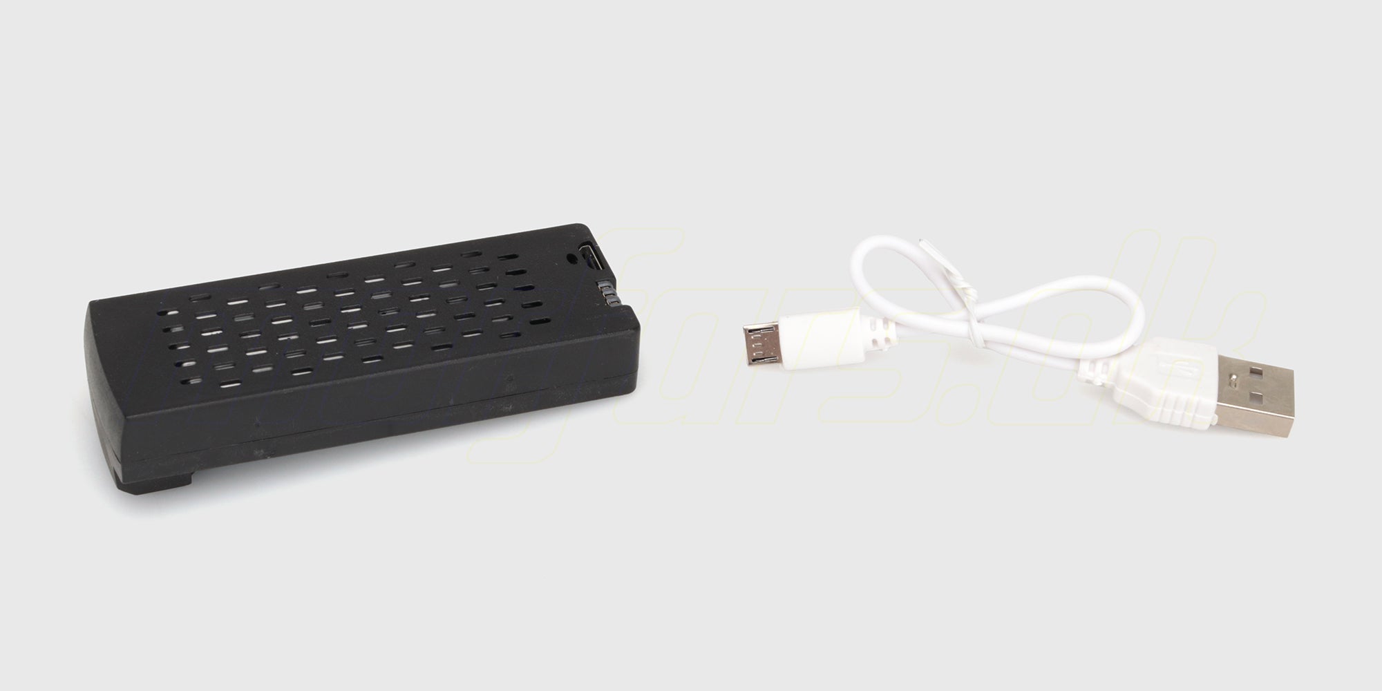 Sort batteri og sort USB-ladekabel til Drone Recon XV1 vist på en hvid baggrund.