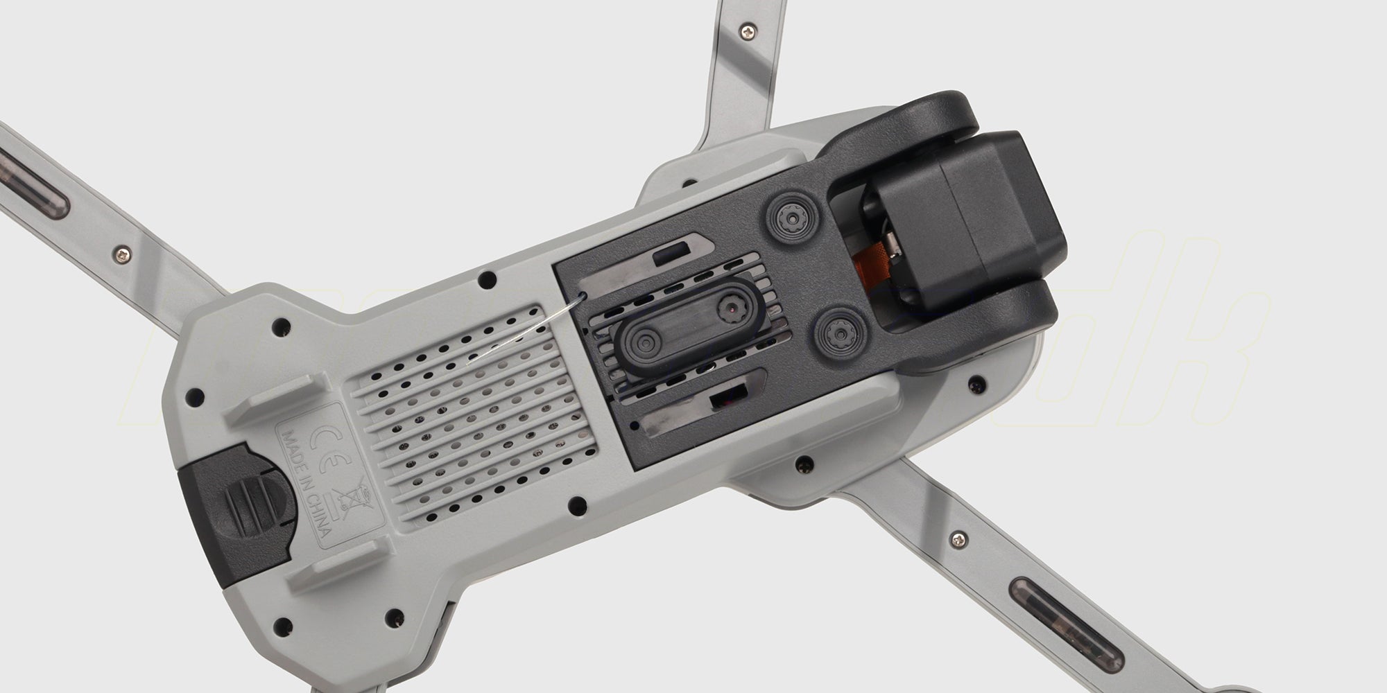 Grå Drone Recon XV1 set nedefra med foldbare arme og rotorblade mod en hvid baggrund.