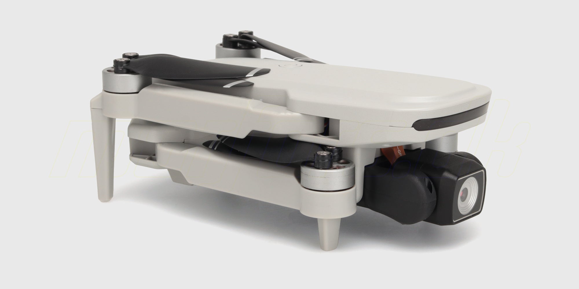 Hvid Drone Recon XV1 i sammenfoldet tilstand klar til transport på hvid baggrund.