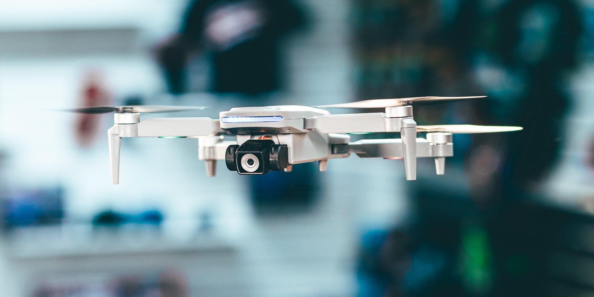 Drone Recon XV1 i aktion under flyvning udendørs set fra siden.