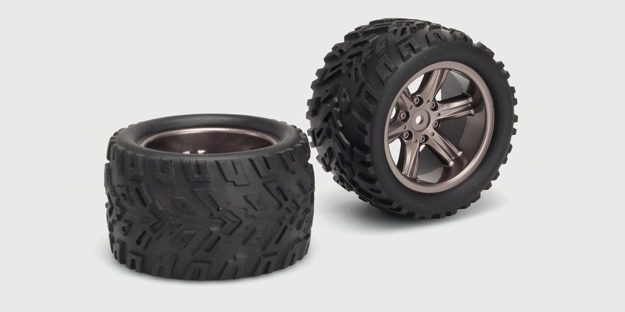 To komplette Spirit XL racerhjul med sorte fælge og grove dæk til terrænkørsel med fjernstyret bil.