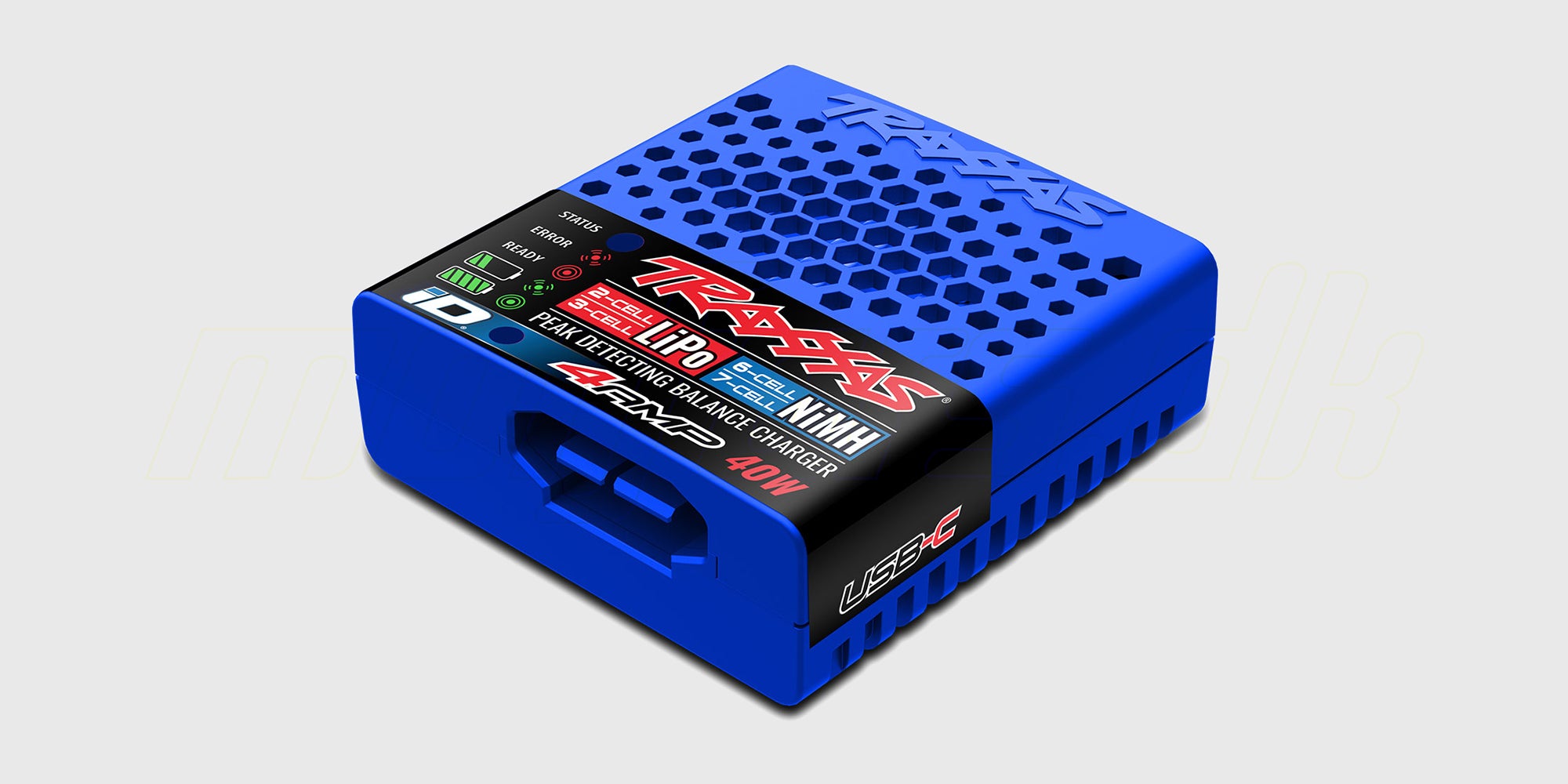 Traxxas iD USB-C oplader til fjernstyrede biler vist med ladekabel og iD-stik på hvid baggrund.