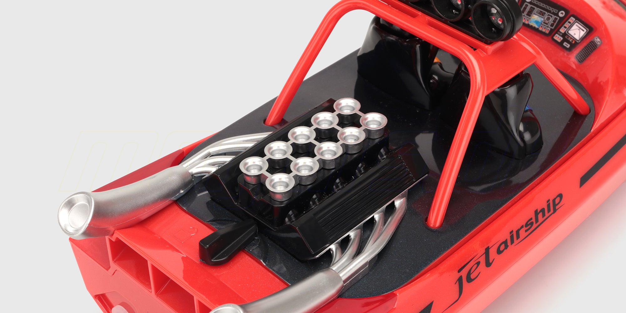 Nærbillede af de realistiske motordetaljer og cockpit på en Storm V8 Superboat fjernstyret speedbåd.