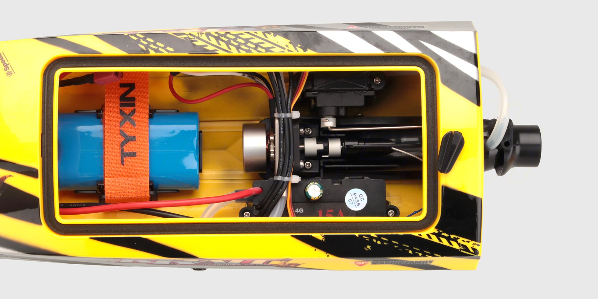 Sort Krait brushless racing boat med gule detaljer på en hvid baggrund klar til ræs.