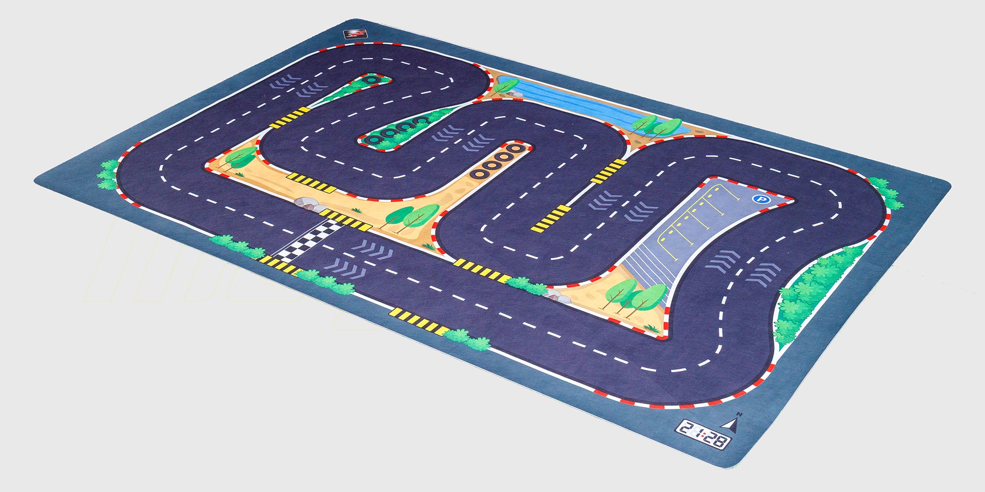 Gråt tæppe med printet racerbane og sving til kørsel med fjernstyrede biler indendørs.