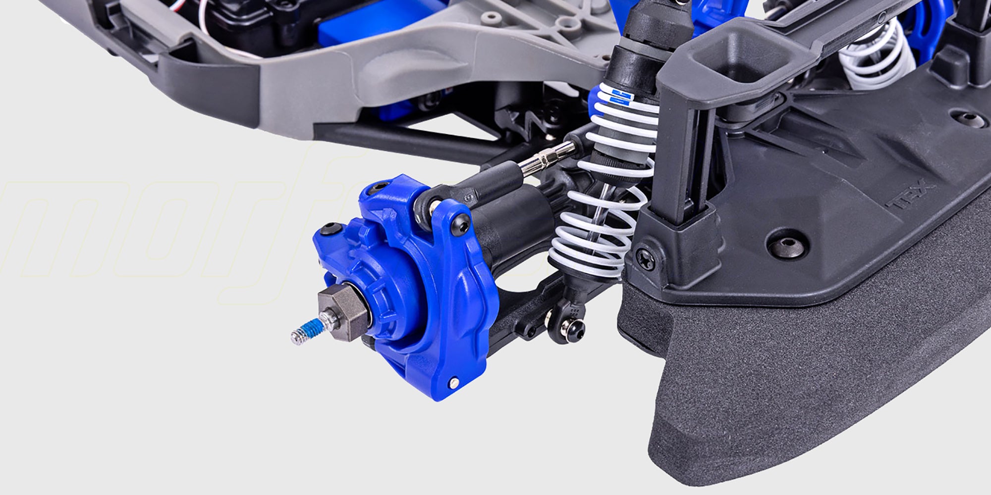 Blå Traxxas Ford Fiesta ST Rally børsteløs fjernstyret bil set skråt forfra på hvid baggrund.