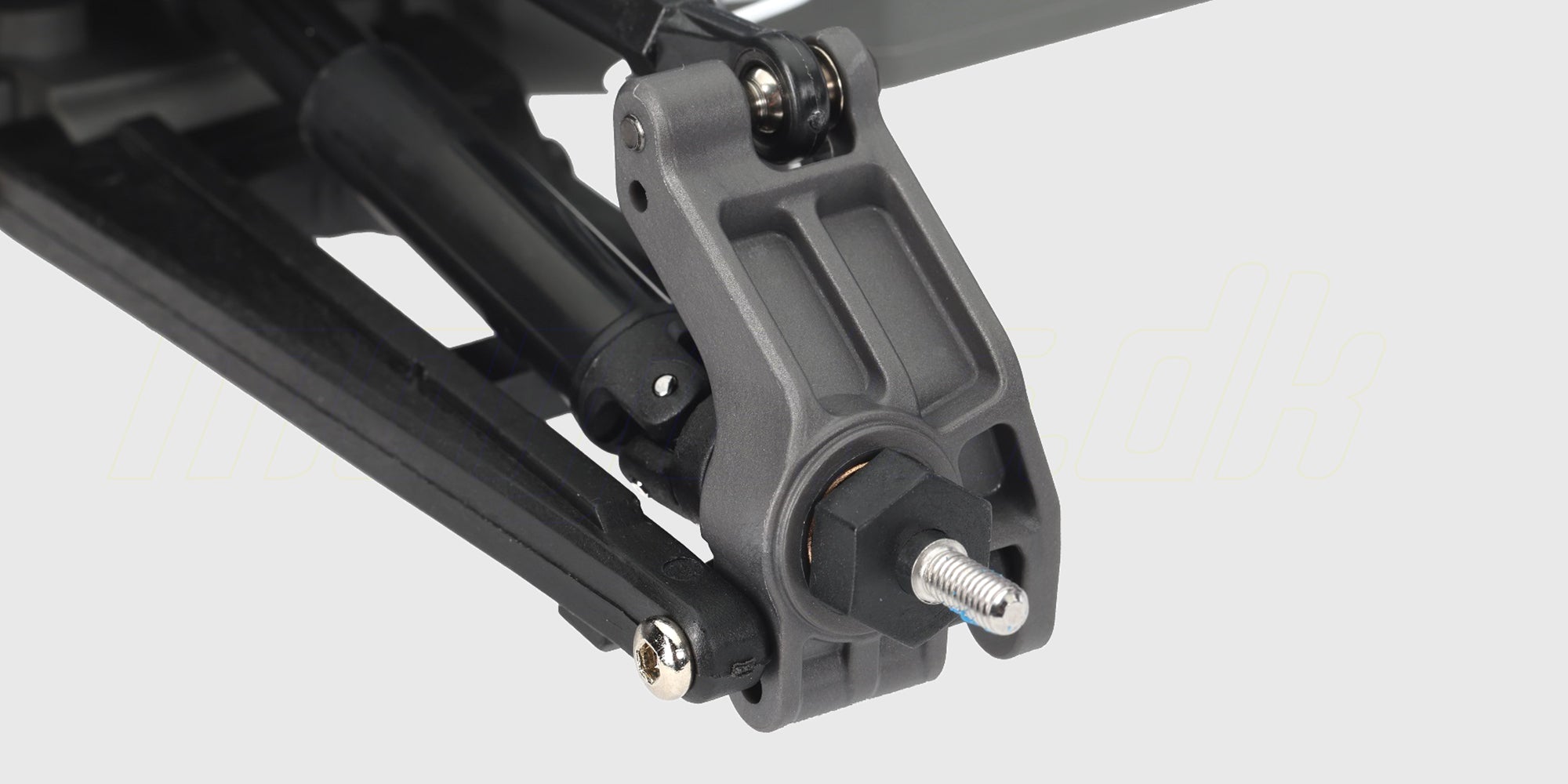 Blå Traxxas Rustler 2WD stadium truck set skråt forfra på hvid baggrund.