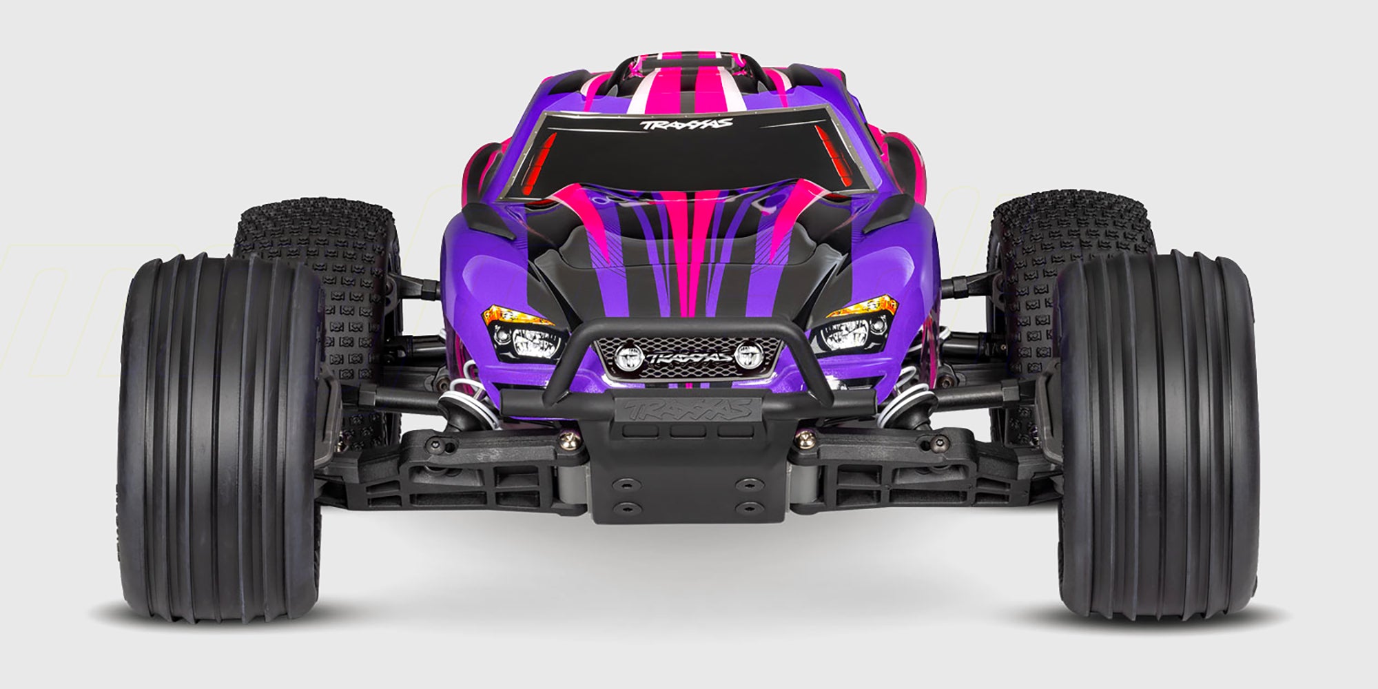 Rød Traxxas Rustler 2WD fjernstyret stadium truck set skråt forfra på hvid baggrund.