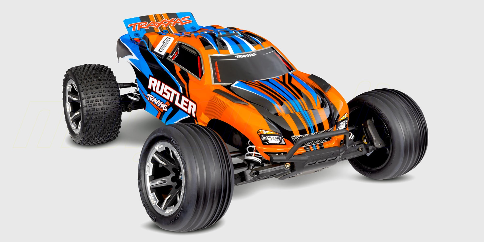 Traxxas Rustler 2WD fjernstyret stadium truck i blå og sort finish set fra siden på hvid baggrund.