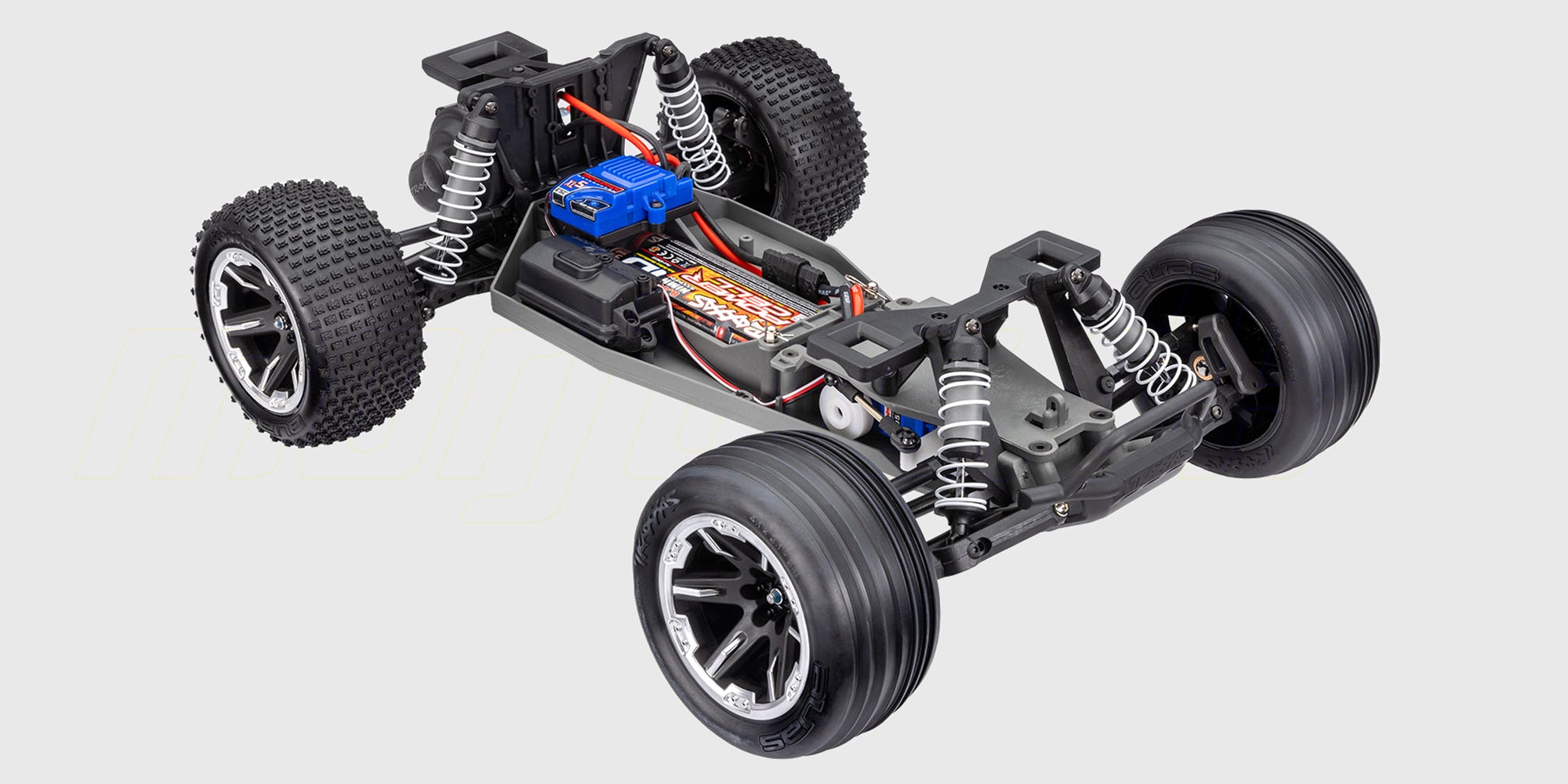 Blå Traxxas Rustler 2WD fjernstyret stadiontruck med store offroad-dæk klar til kørsel.
