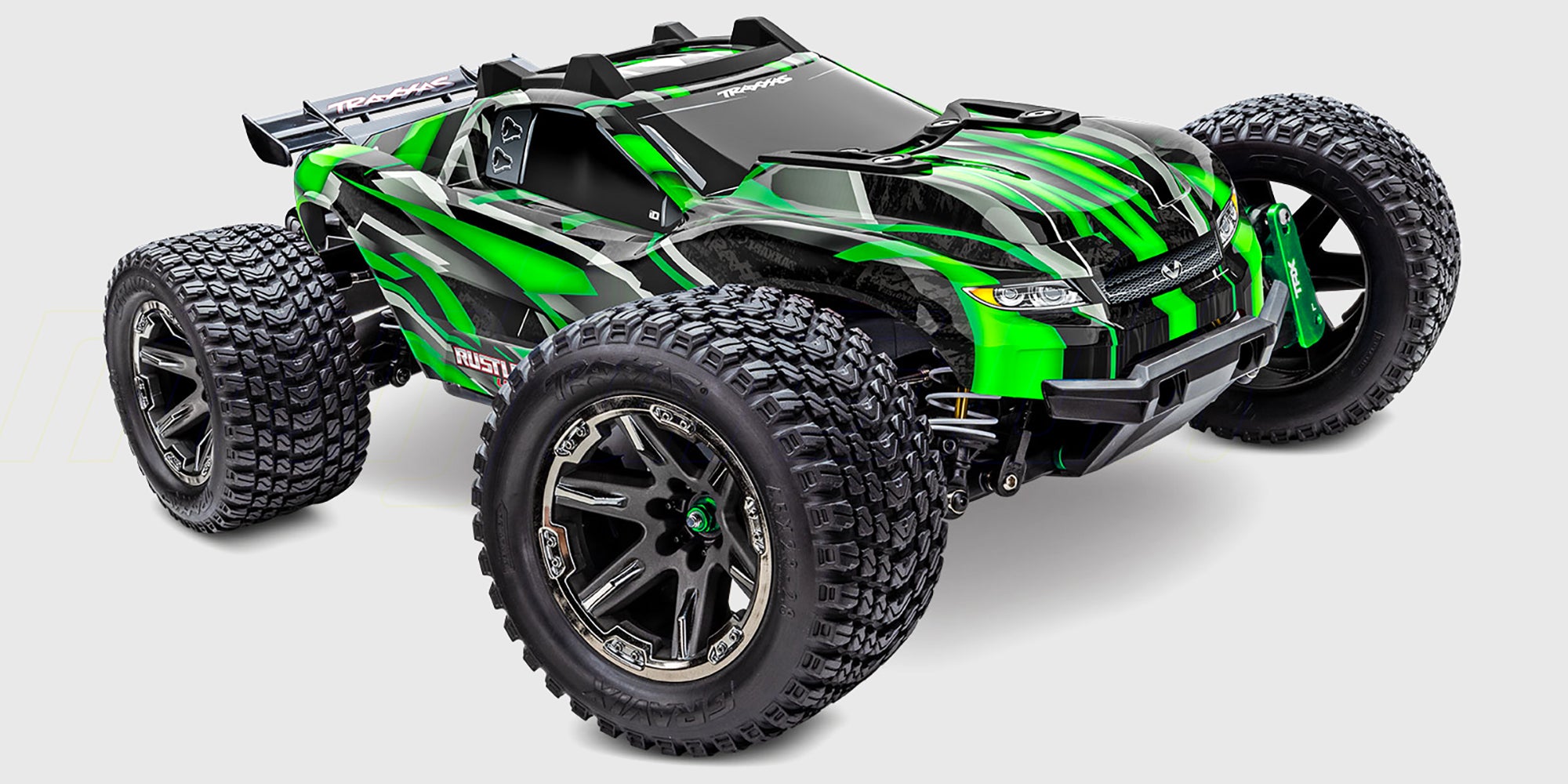 Blå Traxxas Rustler 4x4 Ultimate fjernstyret bil med store offroad-dæk vist forfra på en hvid baggrund.