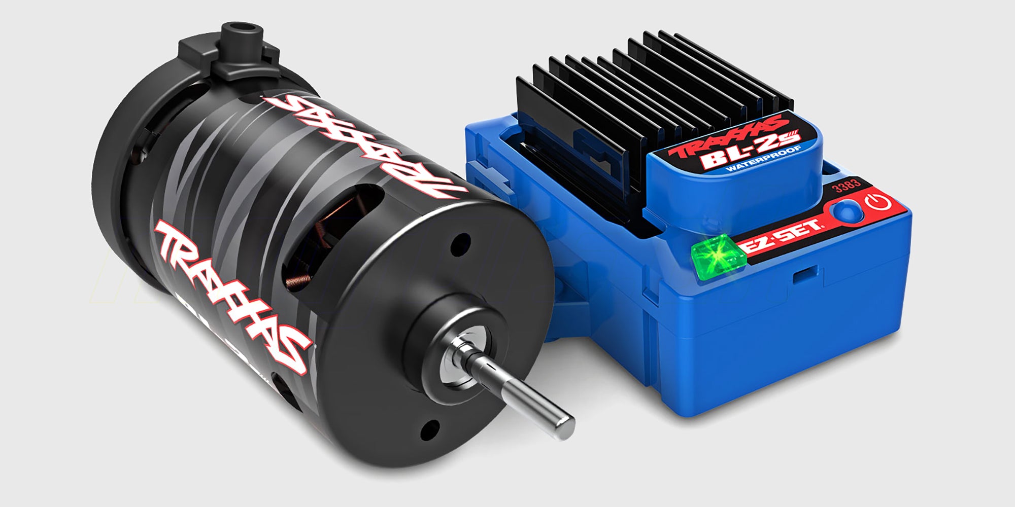 Blå Traxxas Rustler 4x4 BL-2S fjernstyret stadium truck set forfra på hvid baggrund.