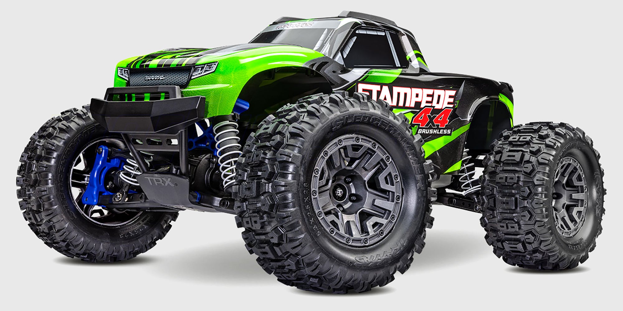 Traxxas Stampede 4x4 BL-2S monster truck i rød og blå set skråt forfra på hvid baggrund.