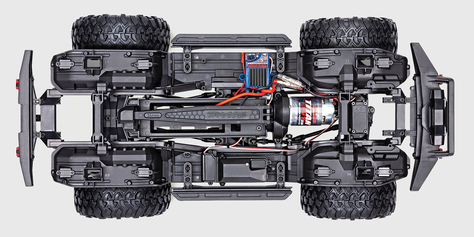Rød Traxxas TRX-4 Sport High Trail crawler med store offroad-dæk monteret på sort chassis set forfra.