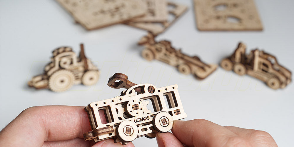 Fire små mekaniske trækøretøjer i træ fra Ugears, ideelt som mekanisk byggesæt for begyndere.