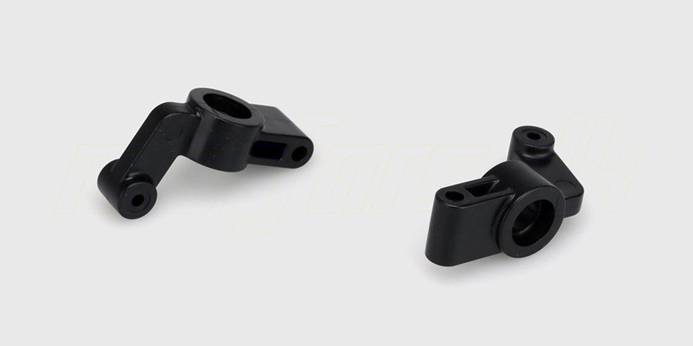 To sorte Hammer baghjulsnav i plast til montering på bagakslen af en fjernstyret bil.