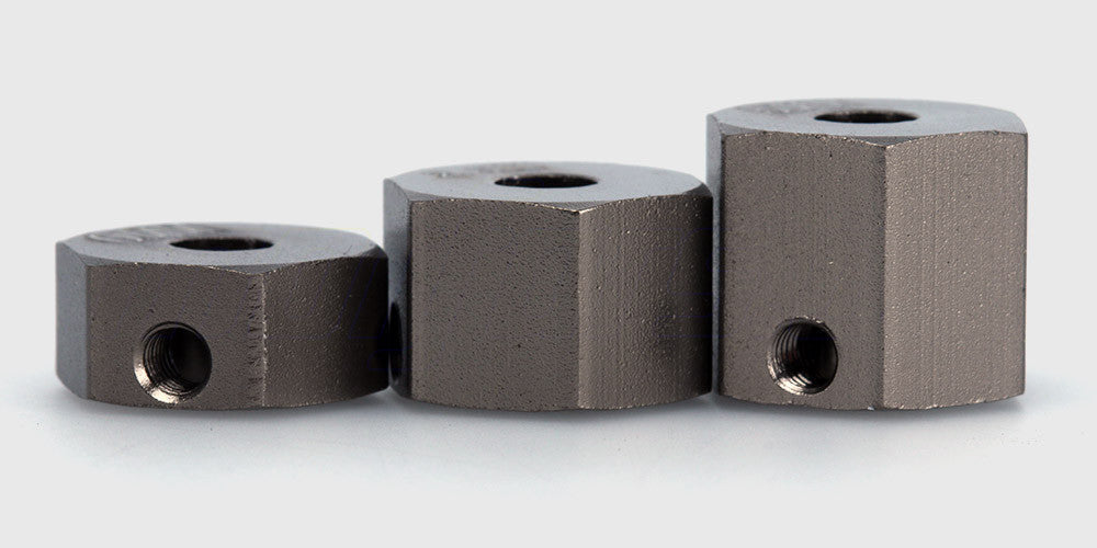 Blå 12mm aluminiums-hex-medbringere med låseskruer og splitter til hjulmontering på fjernstyret bil.