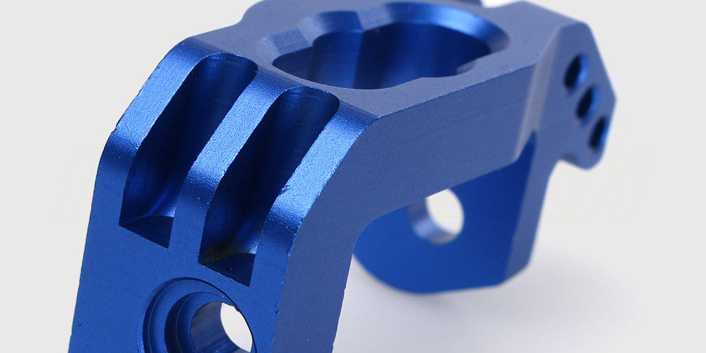 Blå Front Upright Upgrade alu-del til fjernstyret bil set fra siden.