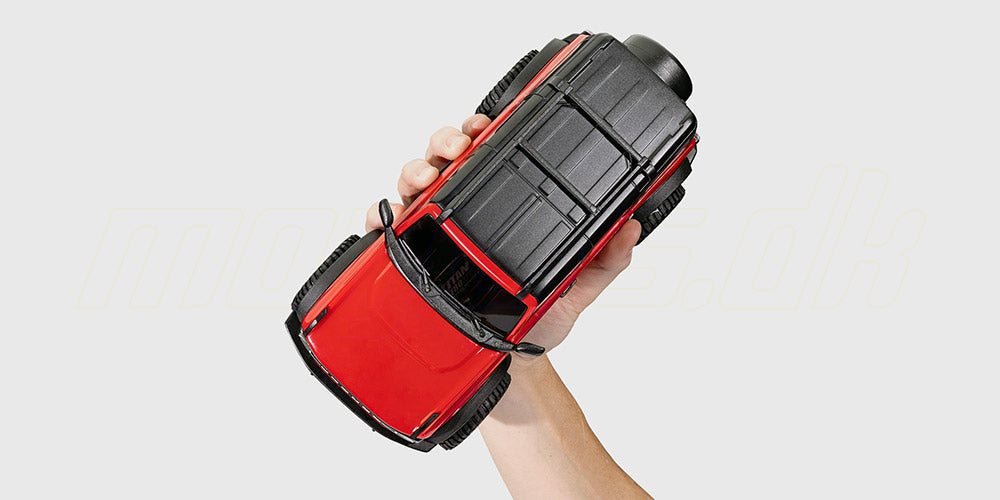 Traxxas TRX-4M Ford Bronco i rød holdes i en hånd for at vise dens kompakte størrelse.