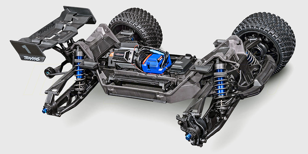 Detaljeret visning af chassiset på en Traxxas XRT Race Truck 8S med fokus på affjedring og drivlinje.