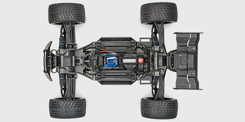Chassis set oppefra på en Traxxas XRT Race Truck 8s, der viser de interne komponenter og den brede opsætning.
