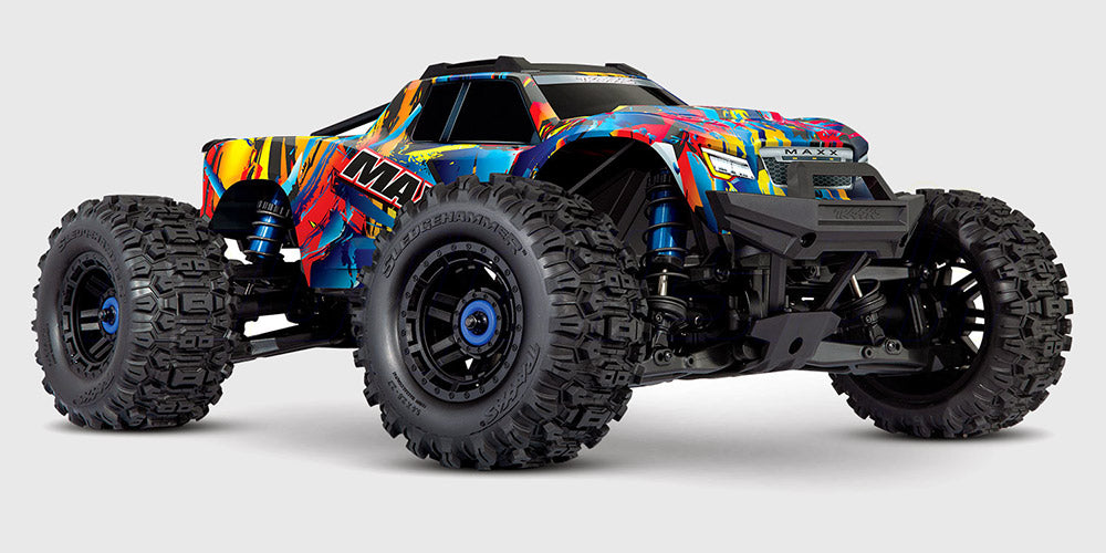 Orange Traxxas Maxx Widemaxx monster truck med store offroad-hjul set skråt forfra på hvid baggrund.