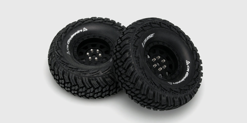 To sorte CR-Griffin hjul med groft dækmønster og hvide fælge til fjernstyrede offroad biler.