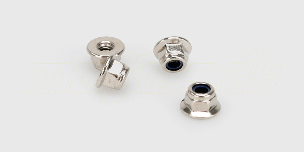 To Spirit XL lock nuts i metal med blå nylonring til sikring af hjul på en fjernstyret bil.
