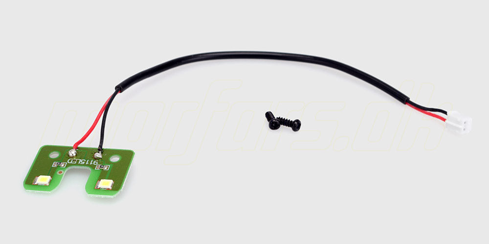 Spirit XL LED Light med fire klare dioder monteret på en sort metalstang til fjernstyret bil.