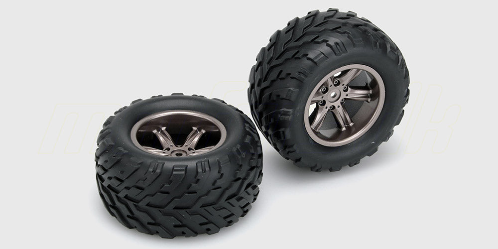 To sorte fælge med dæk monteret som et komplet hjulsæt til fjernstyrede biler vist på hvid baggrund.