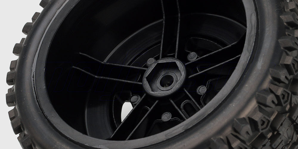 To sorte SC-Uphill offroad dæk med groft knopmønster monteret på sorte fælge til fjernstyret bil.