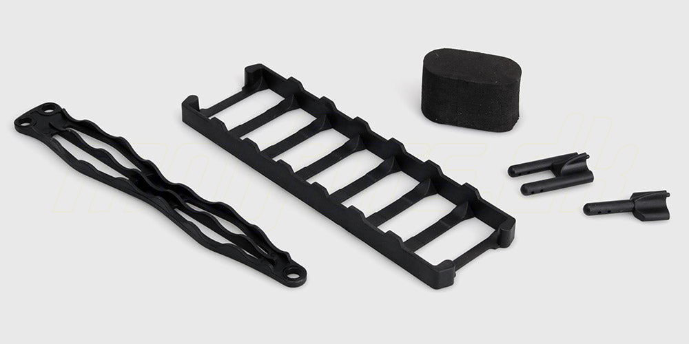 Sorte plastikreservedele til montering af batteri i en fjernstyret bil.