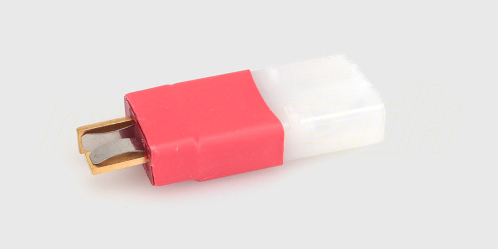 Kompakt adapterstik med hvidt Tamiya-hunstik og rødt Deans T-Plug hanstik til fjernstyrede biler.