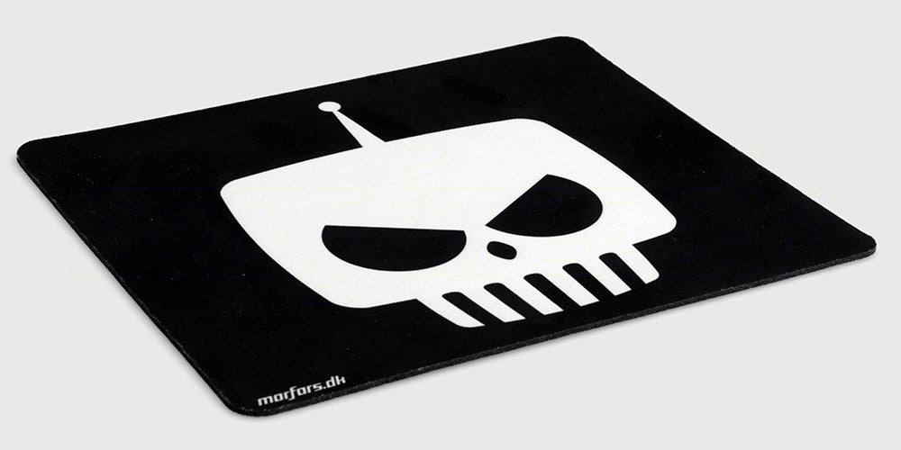 Sort Morfars.dk musemåtte med hvidt logo placeret på en lys overflade.
