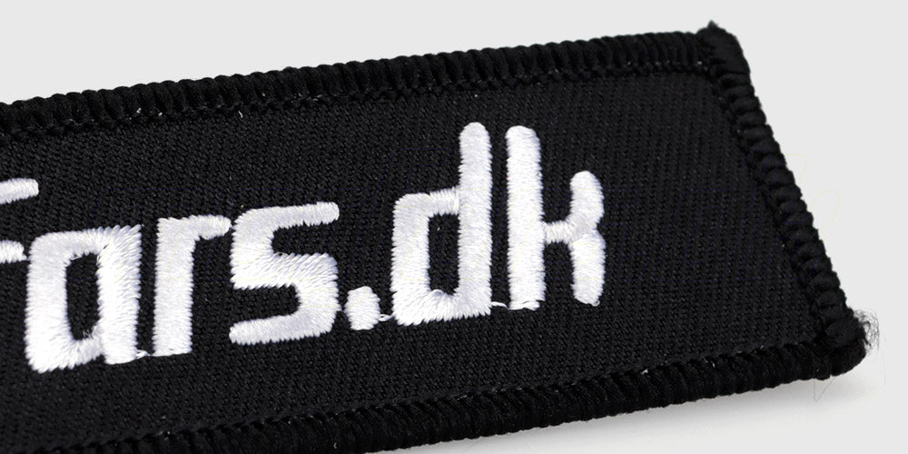 Sort broderet Morfars.dk nøglering med hvid tekst og robust metalring til nøgler.