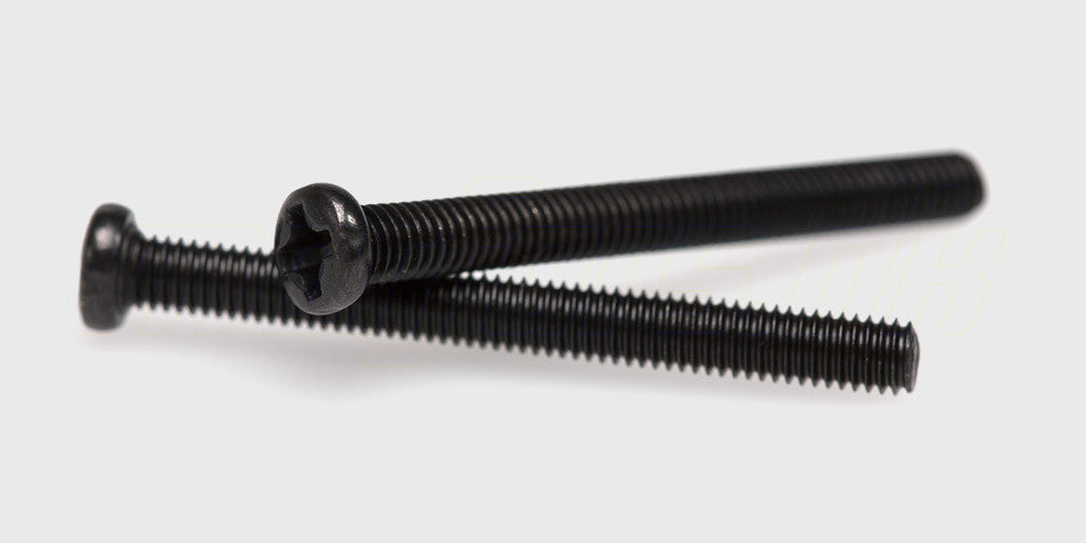 Rundhovedet 3x30 mm maskinskrue med metrisk gevind til reparation af fjernstyrede biler.