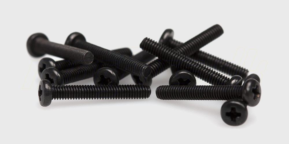 Sort rundhovedet maskinskrue med mm-gevind i størrelsen 2,5x17 mm til fjernstyret bil.