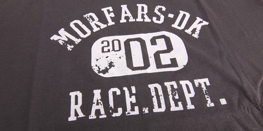 Grå Morfars.dk t-shirt med hvidt Race Dept. grafisk tryk på brystet.